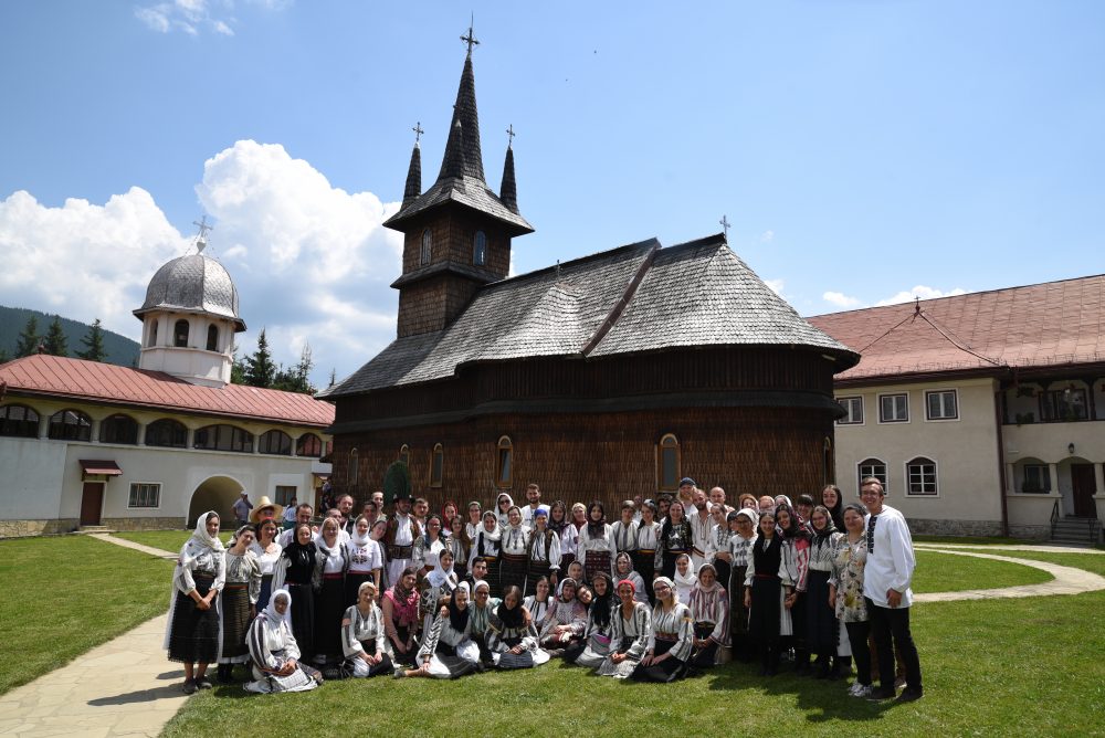 Peste 200 de tineri din țară și din diasporă și-au petrecut vacanța la mănăstirea Oașa