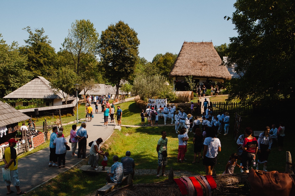 Peste 200 de meșteri populari din România și Republica Moldova își prezintă poveștile la Târgul de Sfânta Maria din Muzeul în Aer Liber