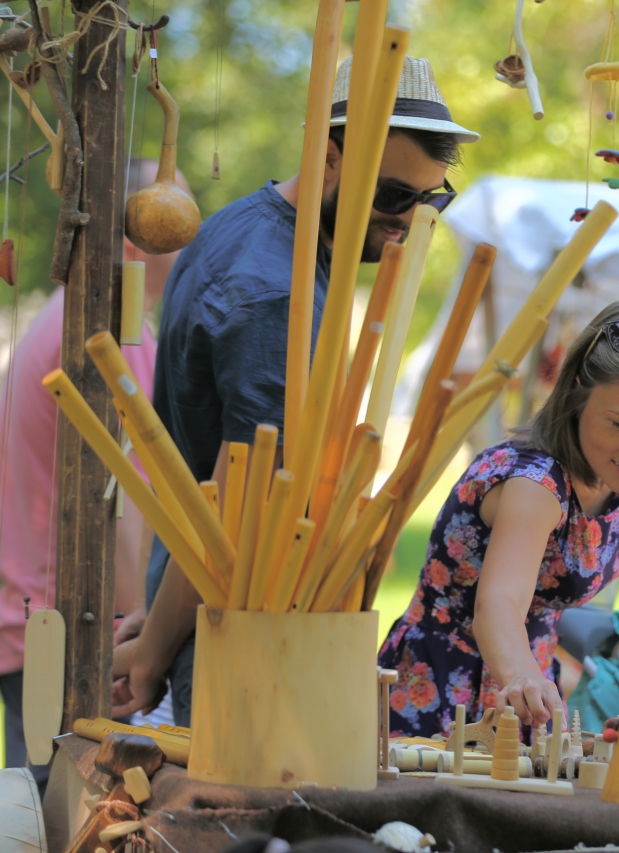 Copiii, învățați să confecționeze instrumente muzicale tradiționale, în Muzeul din Dumbrava Sibiului