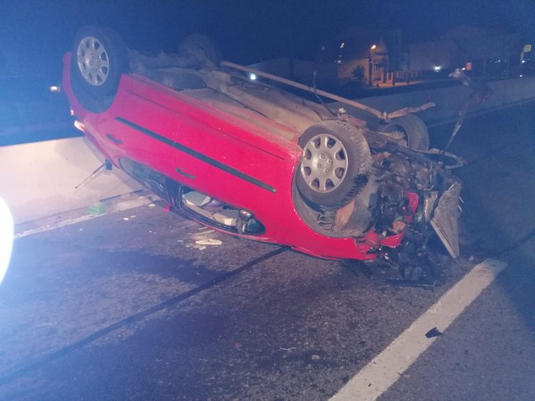 Tânără rănită după ce a intrat cu autoturismul într-un cap de pod