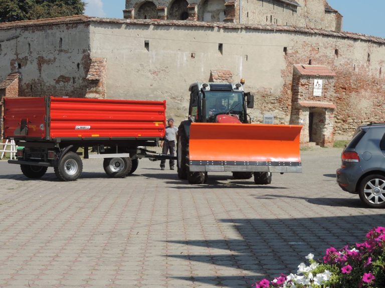 FOTO – Tractor cu lamă pentru deszăpezire, achiziționat de Primăria Axente Sever