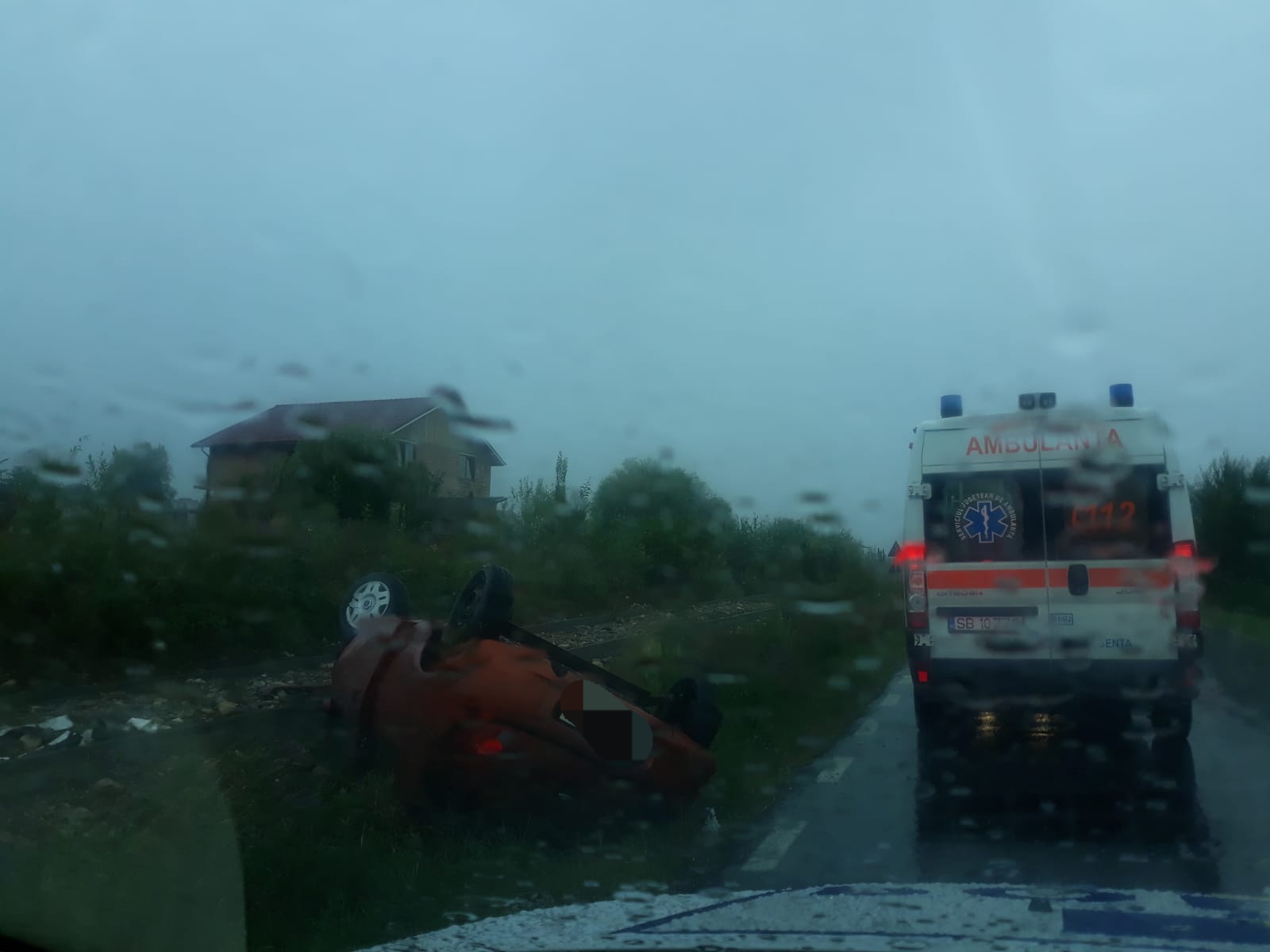 Șoferiță vitezomană s-a răsturnat cu mașina pe  DJ 106C