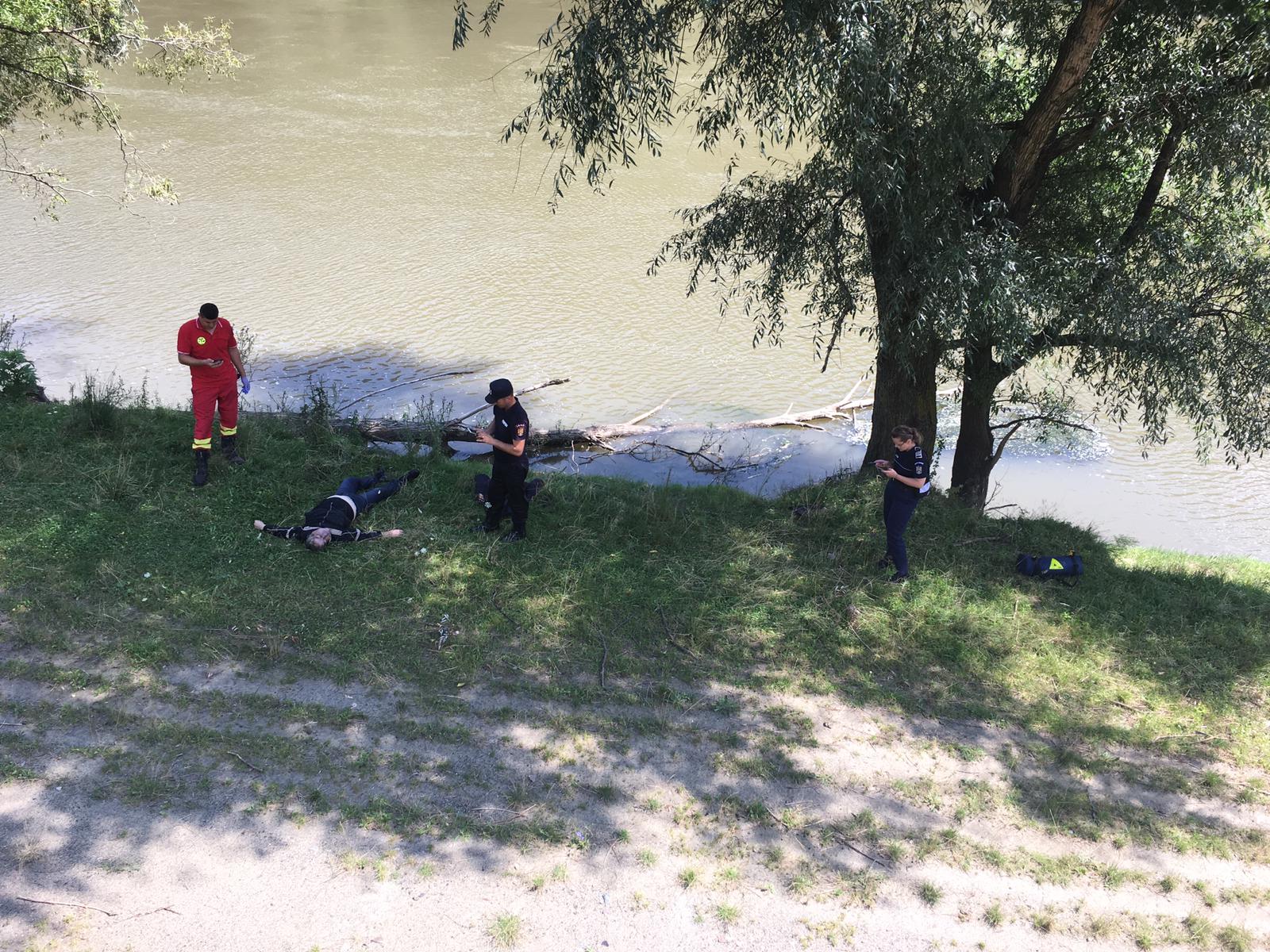 Femeie de 50 de ani, înecată în Olt. Echipajele ISU i-au găsit trupul plutind pe apă