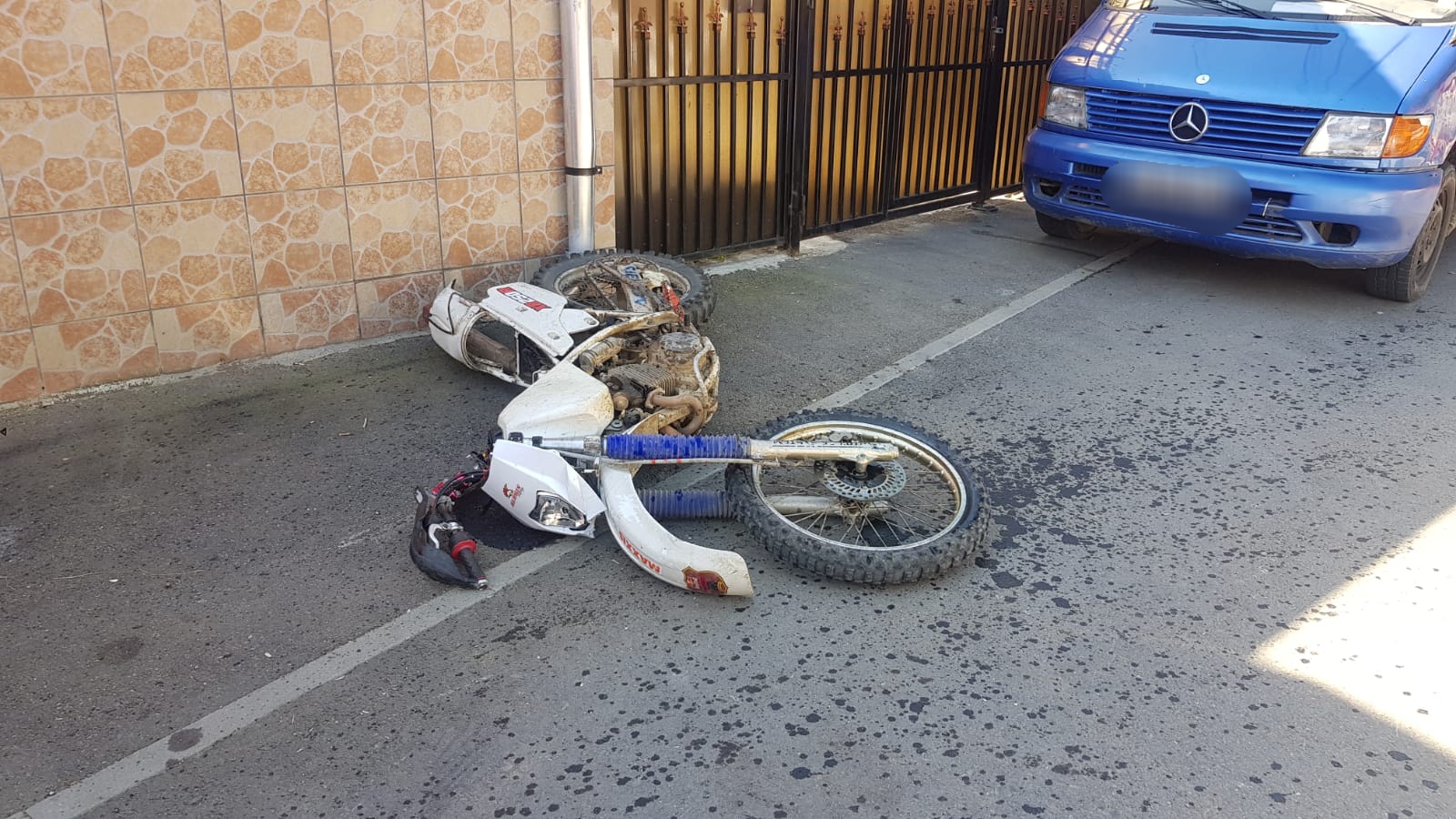 UPDATE | Rășinărean mort, după ce a intrat cu motocicleta într-un stâlp