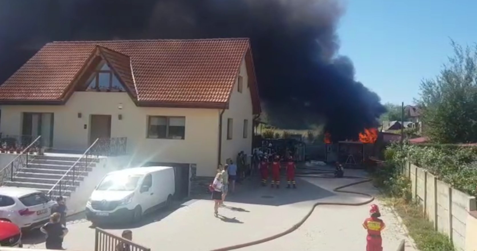 UPDATE/VIDEO/Arde un depozit pe strada Mihai Viteazu din Șelimbăr