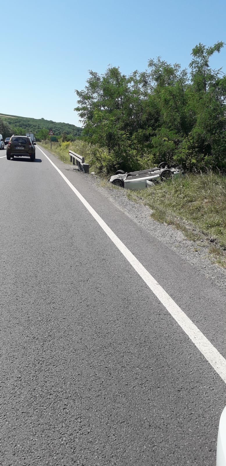 O mașină s-a răsturnat în afara carosabilului, pe DN14. Doi copii au fost răniți