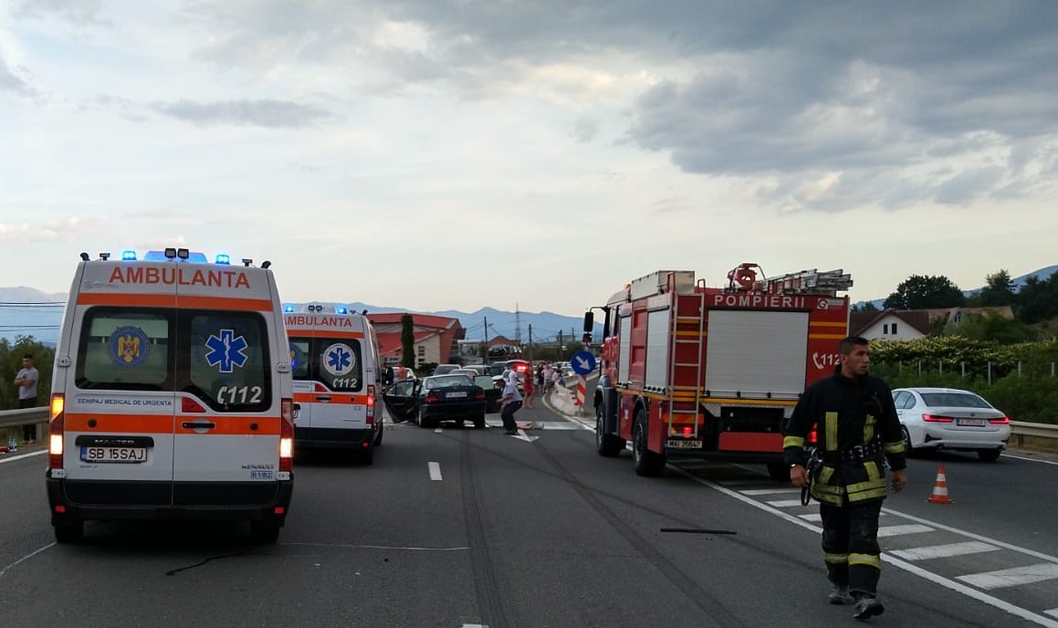UPDATE | Accident cu trei mașini pe DN1, la Șelimbăr. O femeie însărcinată, rănită