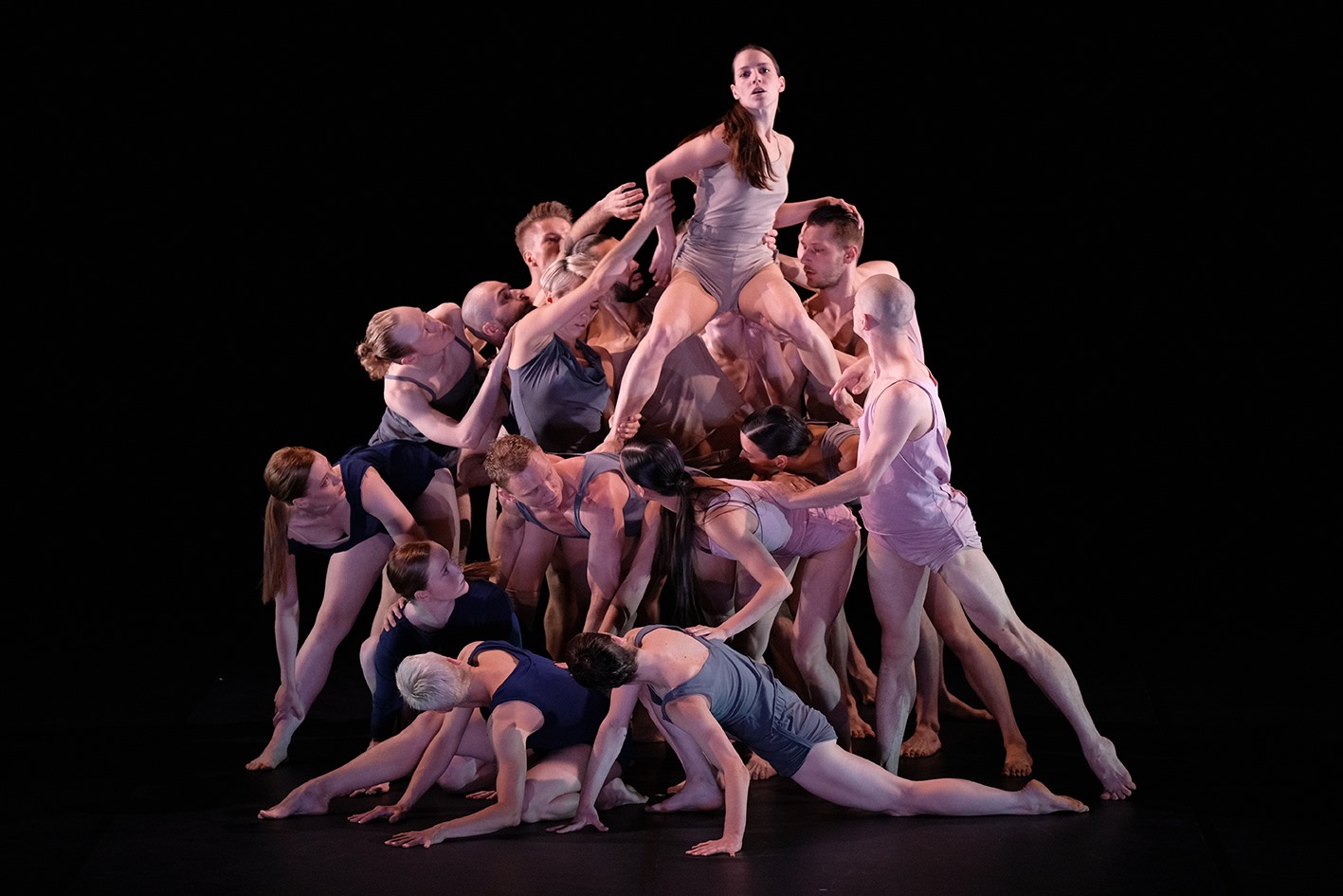 Noua stagiune a Teatrului de Balet Sibiu debutează cu două premiere de dans contemporan