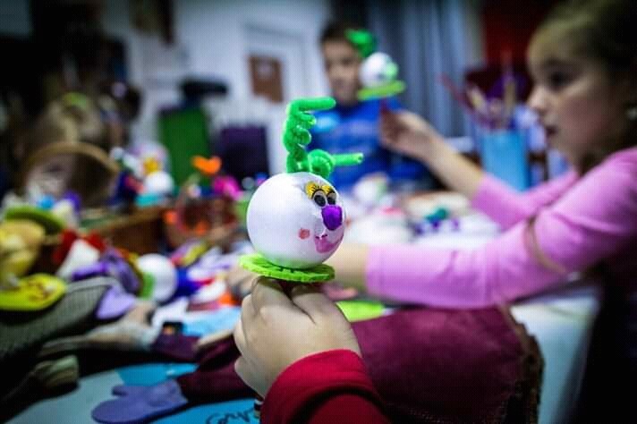 Școlărei și școlărițe „pe tijă”, la Teatrul „Gong”