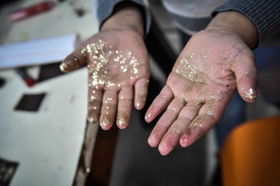 Copiii confecționează „Talismane norocoase”, la Teatrul „Gong”