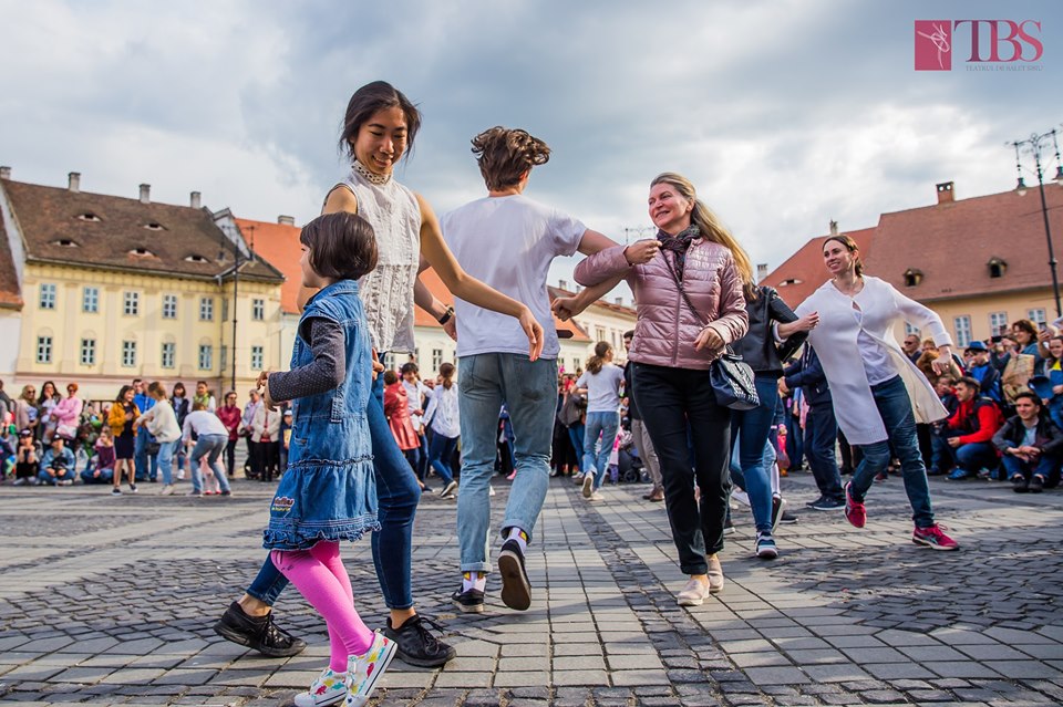 Sibienii, invitați să danseze alături de balerini, în Piața Huet
