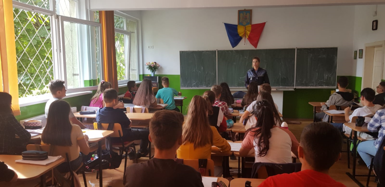 Polițiștii sibieni le-au vorbit elevilor despre consumul de substanțe interzise, siguranța online și siguranța rutieră