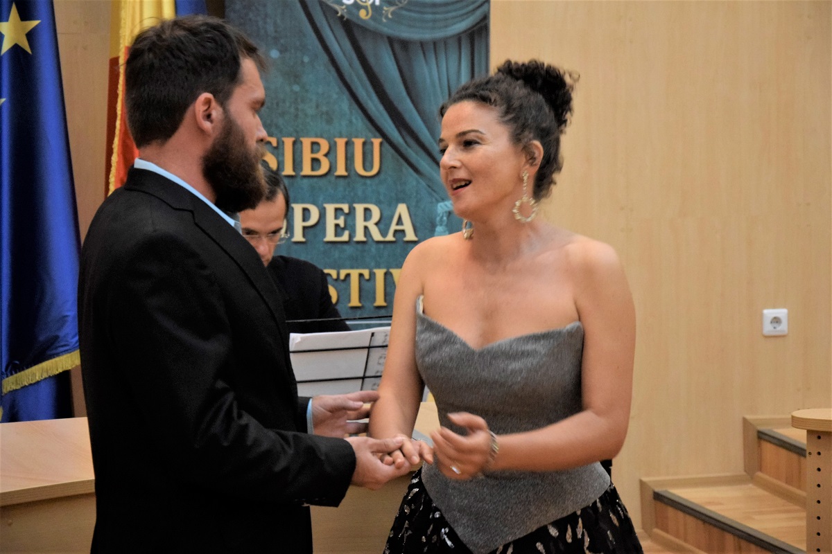 Pauze de operă, la Consiliul Județean, Primărie, Colegiul „Brukenthal” și Aeroportul Internațional din Sibiu