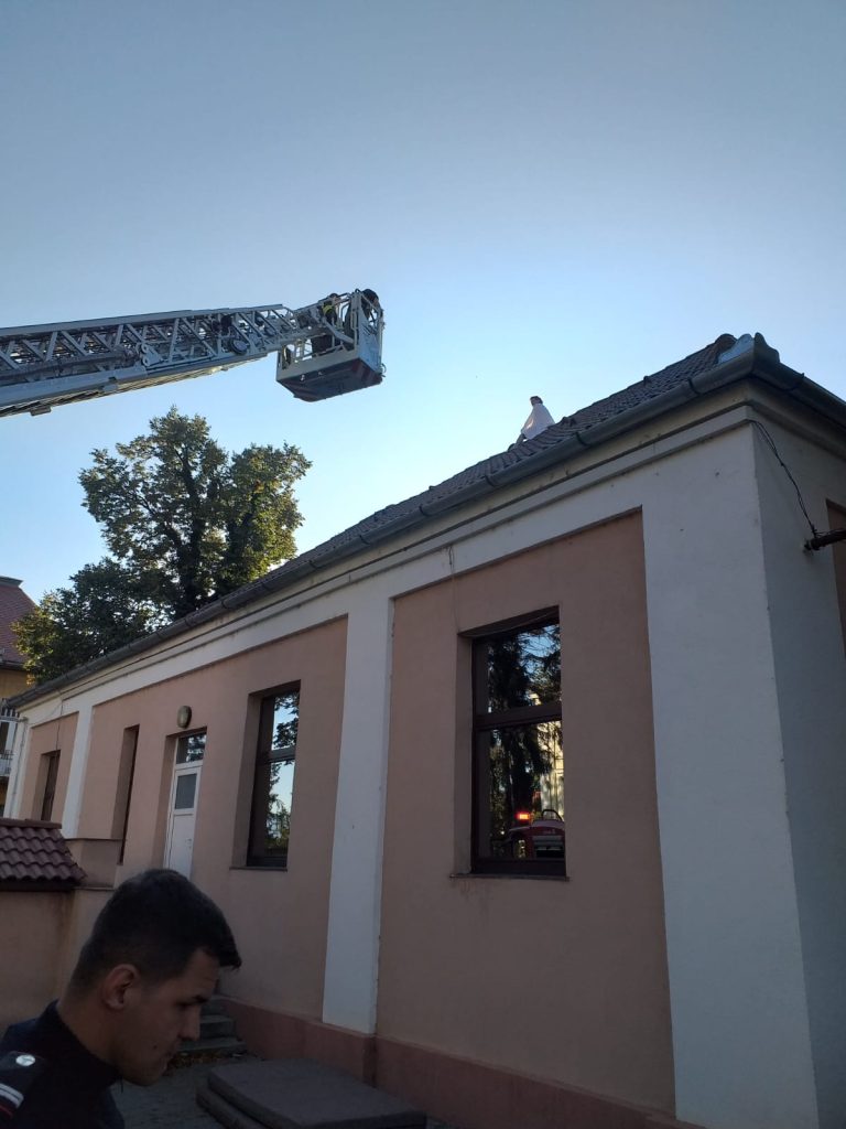 FOTO – Alertă la Psihiatrie: O femeie internată s-a urcat pe acoperișul spitalului