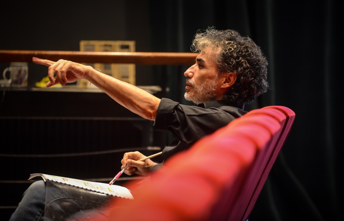 Regizorul bolivian  Diego Aramburo  prezintă la „Gong” două spectacole