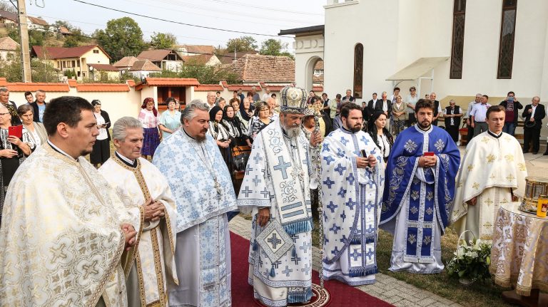 Mitropolitul Ardealului la Sărbătoarea Hramului la Schitul „Nașterea Maicii Domnului” din Bazna