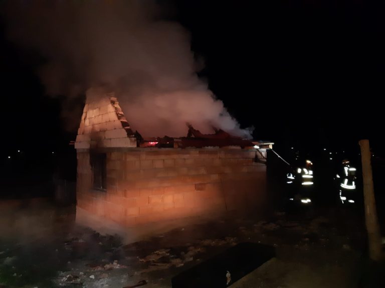 FOTO – Acoperișul unei case a luat foc