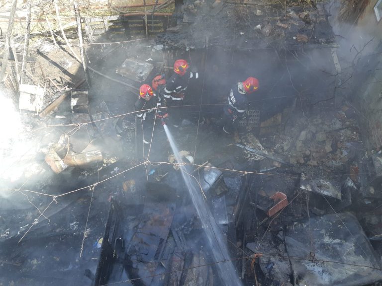 FOTO – Un incendiu de la o anexă s-a extins la trei locuințe, în Sibiu