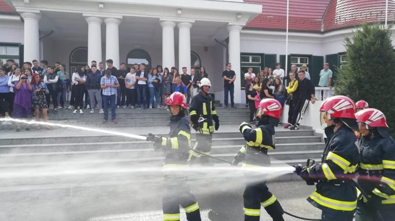 FOTO – Liceenii din Mediaș au fost pompieri pentru o zi și au stins un “incendiu”