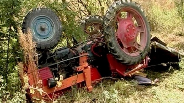 O femeie a murit, iar două tinere au fost rănite grav după ce remorca unui tractor s-a răsturnat