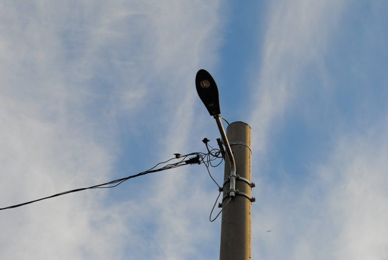 Primăria Arad reduce iluminatul public cu două ore şi ar putea introduce alte măsuri de economie la toamnă