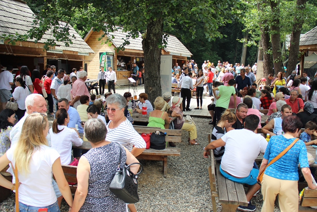 Gospodinele din Vurpăr și Chirpăr gătesc, duminică, în Muzeul ASTRA