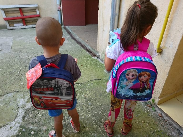 FOTO – 80 de copii ajutați să meargă la școală în cadrul campaniei “Donează un ghiozdan”