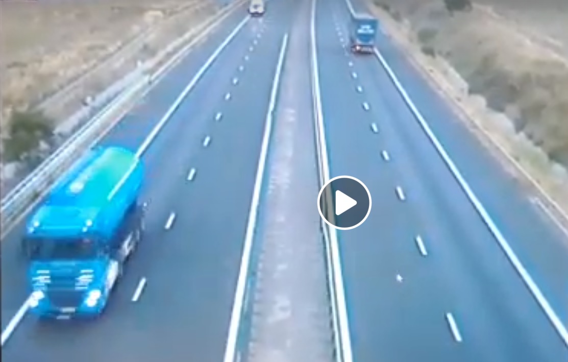 VIDEO Accident rutier provocat pe autostradă de un șofer care se uita la telefon