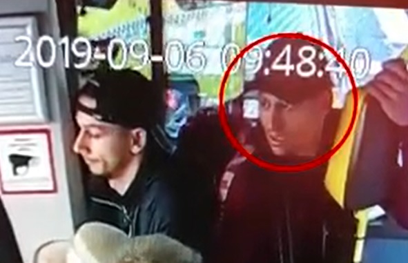 VIDEO A furat 14.000 de dolari dintr-o poșetă, polițiștii l-au prins, dar păgubitul l-a „eliberat”, mulțumit că și-a recuperat banii