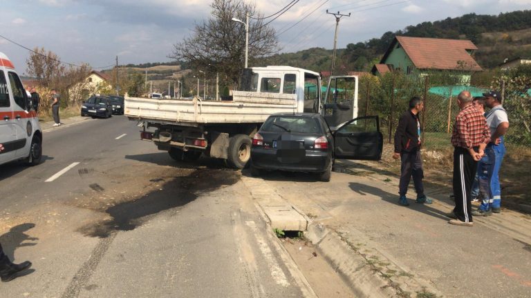 FOTO – Două persoane rănite într-un accident rutier în Mediaș