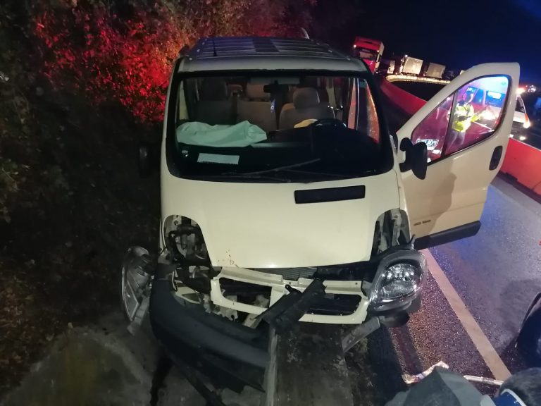 FOTO – Nouă persoane rănite după ce un microbuz a intrat într-un cap de pod, pe Valea Oltului