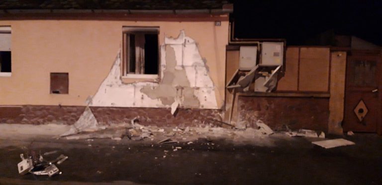 FOTO A lovit o mașină și a fost proiectat într-o casă, un stâlp, o țeavă de gaz și două autoturisme