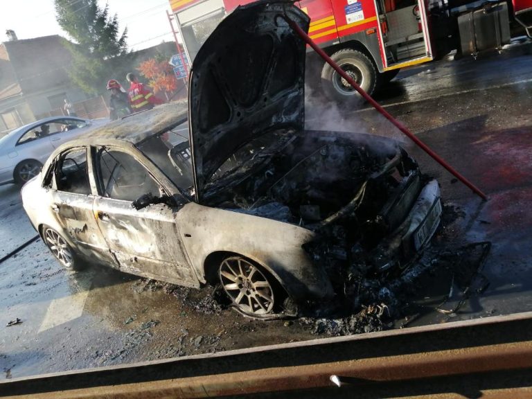 Autoturism distrus de flăcări pe DN 1