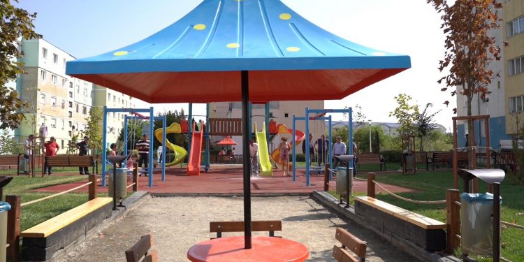 Primăria Mediaș montează camere video pentru a reduce distrugerile din locurile de joacă și spațiile verzi din municipiu