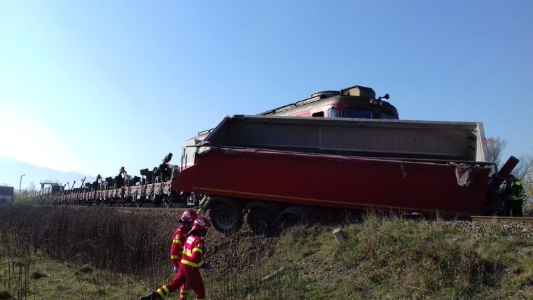GALERIE FOTO Un tren militar plin de tancuri a deraiat în zona Mârșa după ce a lovit un camion