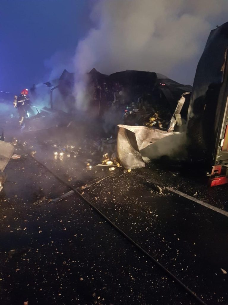 FOTO – Un TIR a lovit un cap de pod și a luat foc. Două persoane au sărit din cabină