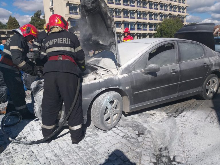 FOTO – Incendiu izbucnit la un autoturism pe strada Ocnei din Sibiu