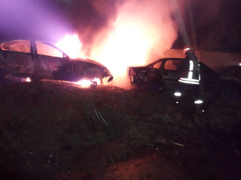 FOTO – Trei autoturisme cuprinse de flăcări în Mârșa