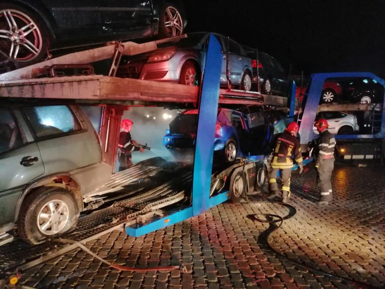 FOTO – Transportor de autoturisme, cuprins de flăcări