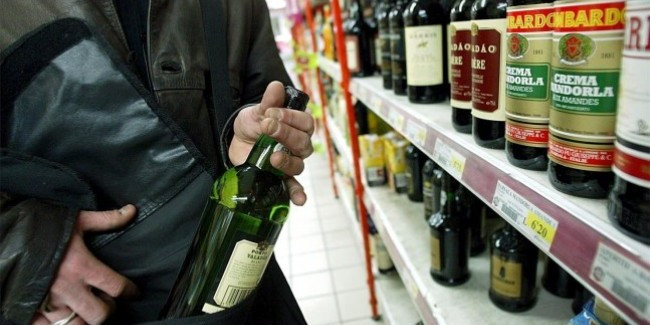 Pentru două sticle cu alcool, un tânăr a bătut un agent de pază care a ajuns la spital