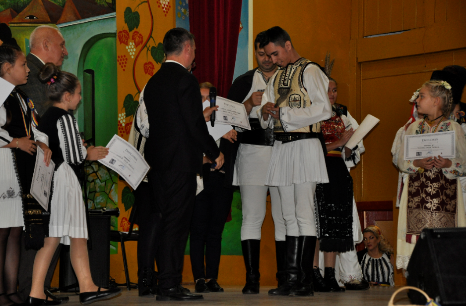 Tineri interpreți de muzică populară premiați la Rășinari în cadrul Festivalului „Dumitru Giurcă Notar”