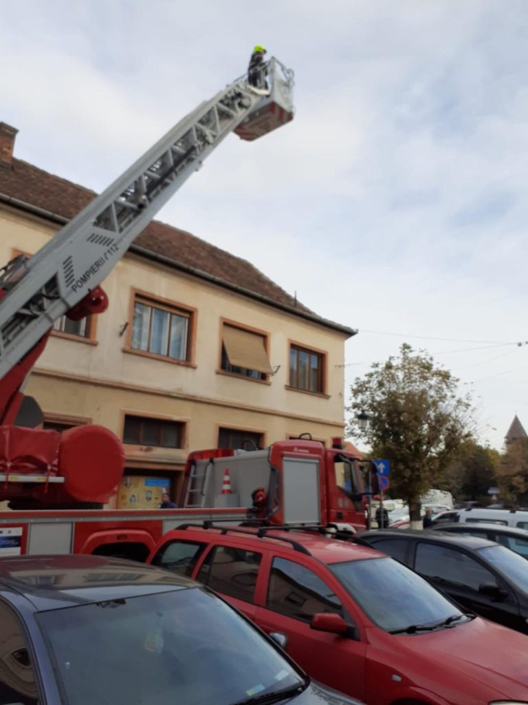FOTO – Țigle îndepărtate de pompieri de pe o clădire