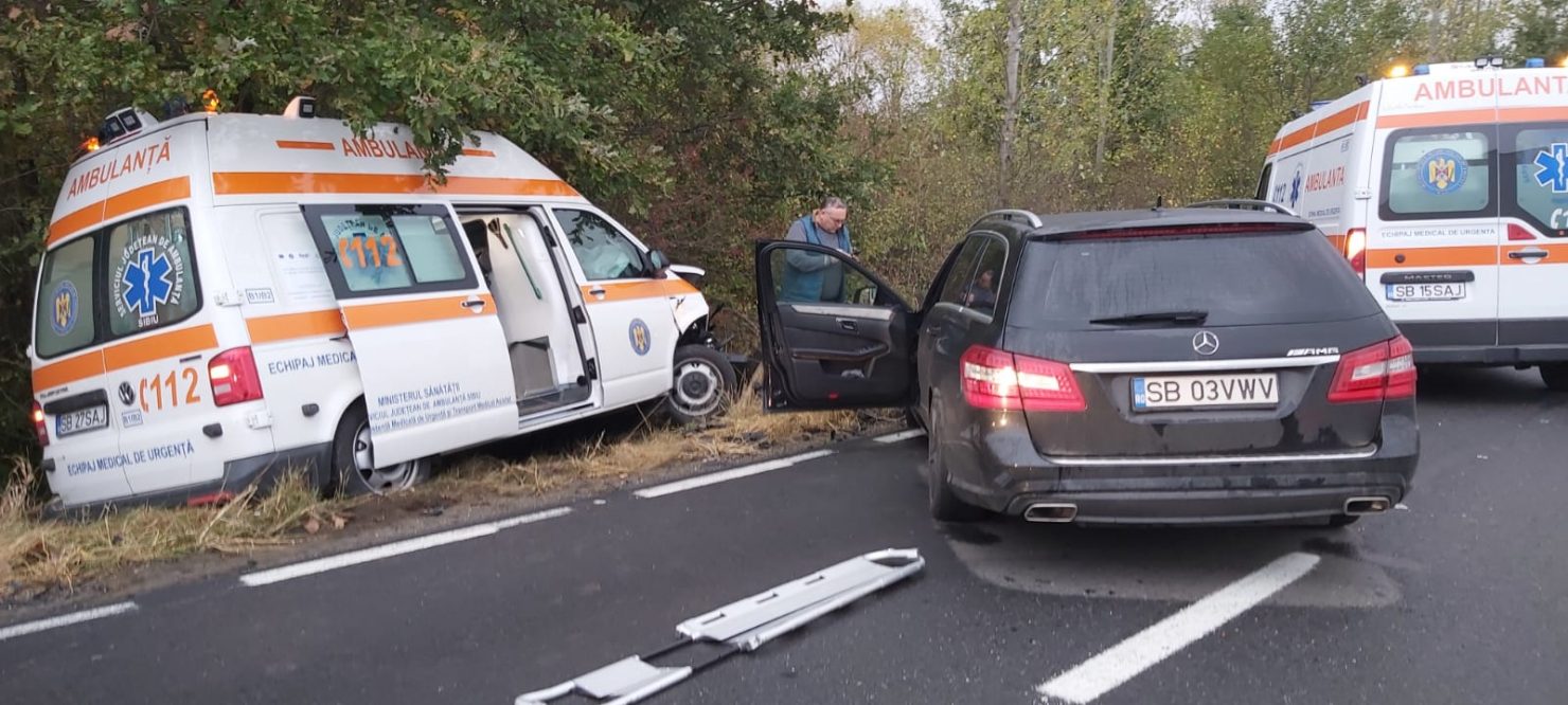 FOTO Ambulanță implicată într-un grav accident rutier între Cisnădie și DN1. O asistentă a ajuns inconștientă la spital