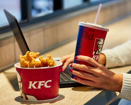 Bacterii și enterococi în gheața de la KFC, în 5 fast-food-uri controlate de ANPC