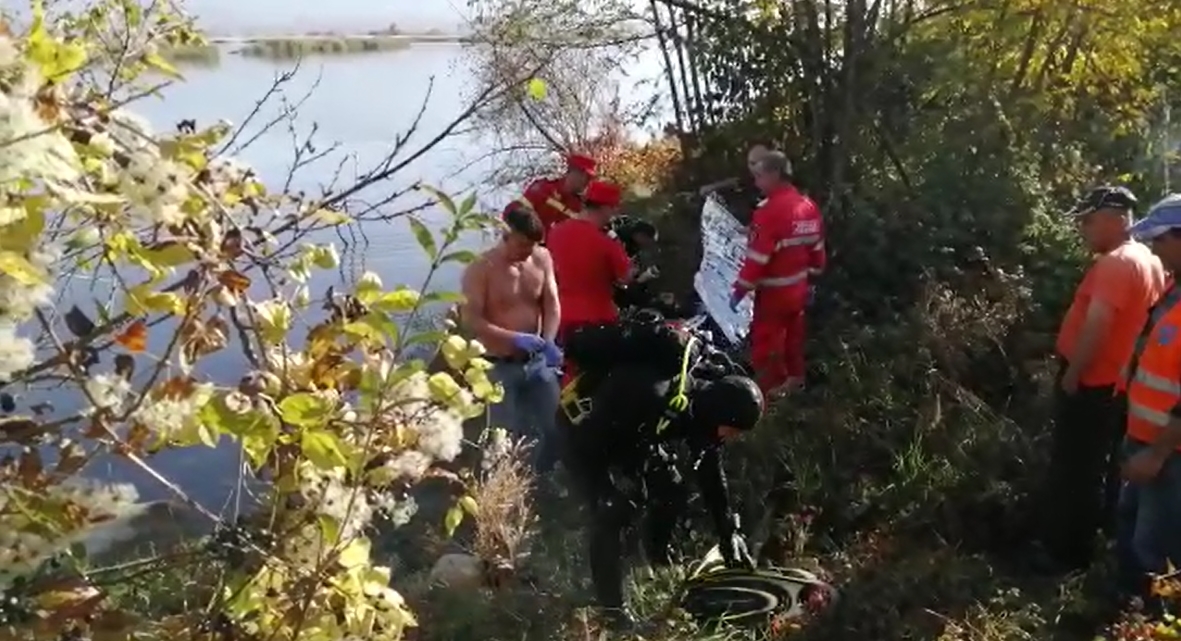 VIDEO Tragedie în accidentul de TIR de la Bradu. Pasagerul dispărut a fost găsit de scafandri în Olt