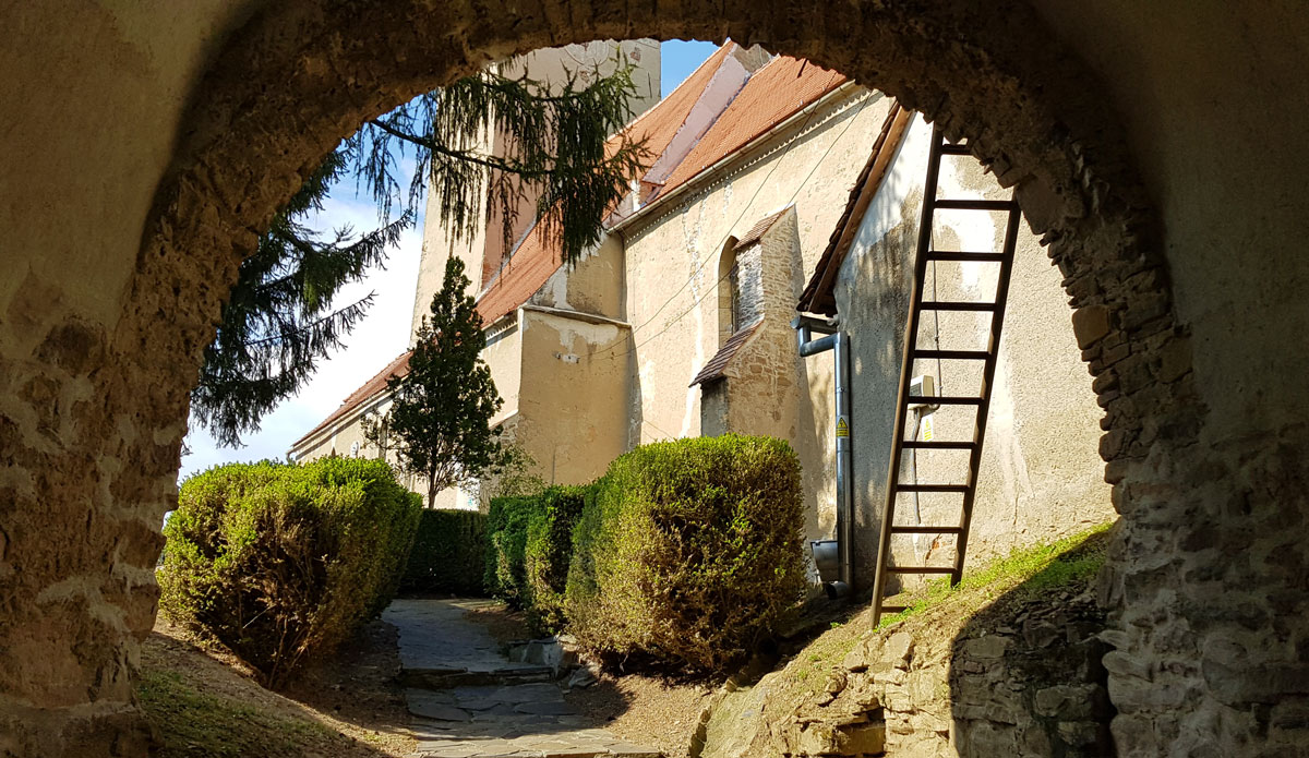 Călător prin România cu Alexandra Cristian. Biserica fortificată din Curciu