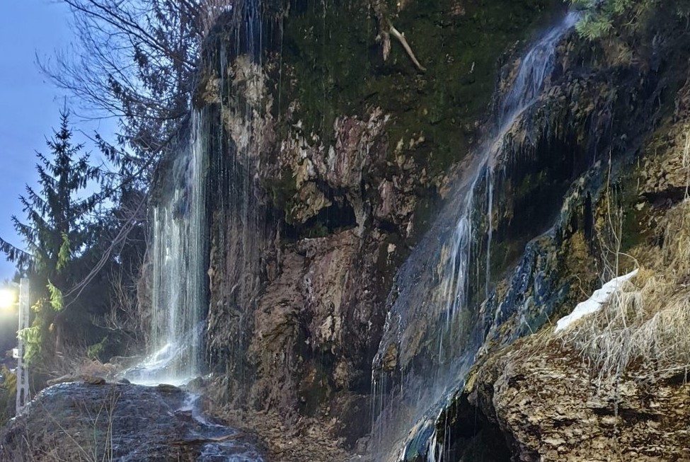 Călător prin România cu Alexandra Cristian. Cascada cu apă termală din Toplița