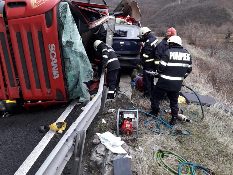FOTO – Accident mortal pe DN 7: TIR răsturnat peste un autoturism