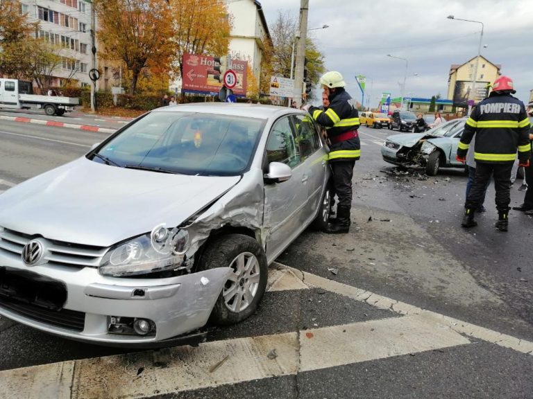 FOTO – Conducătoare auto rănită în Sibiu de un șofer care nu a oprit la semafor