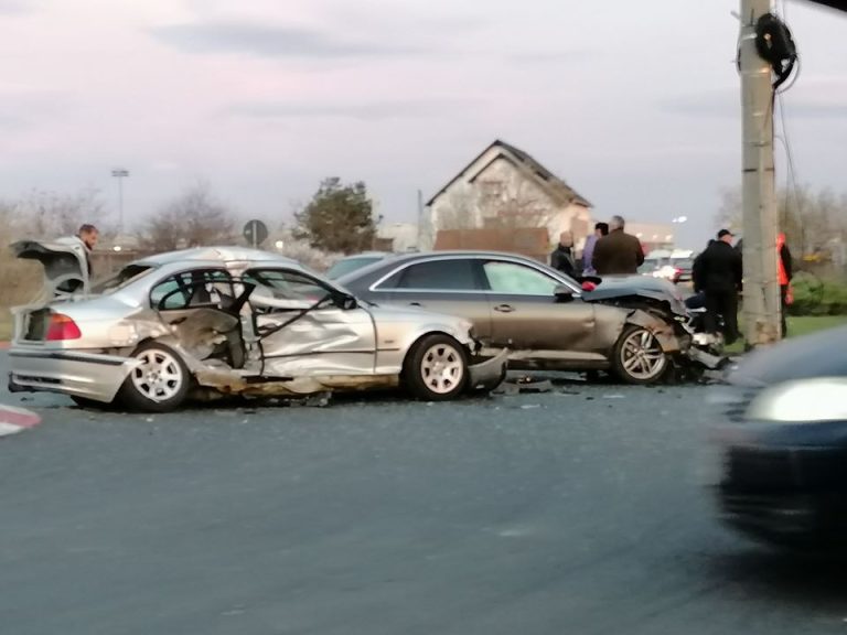 FOTO – Accident rutier în sensul giratoriu de la aeroport
